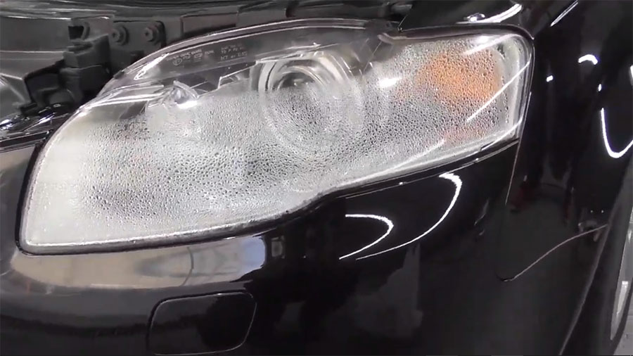 phares avants d'une voiture avec de la condensation