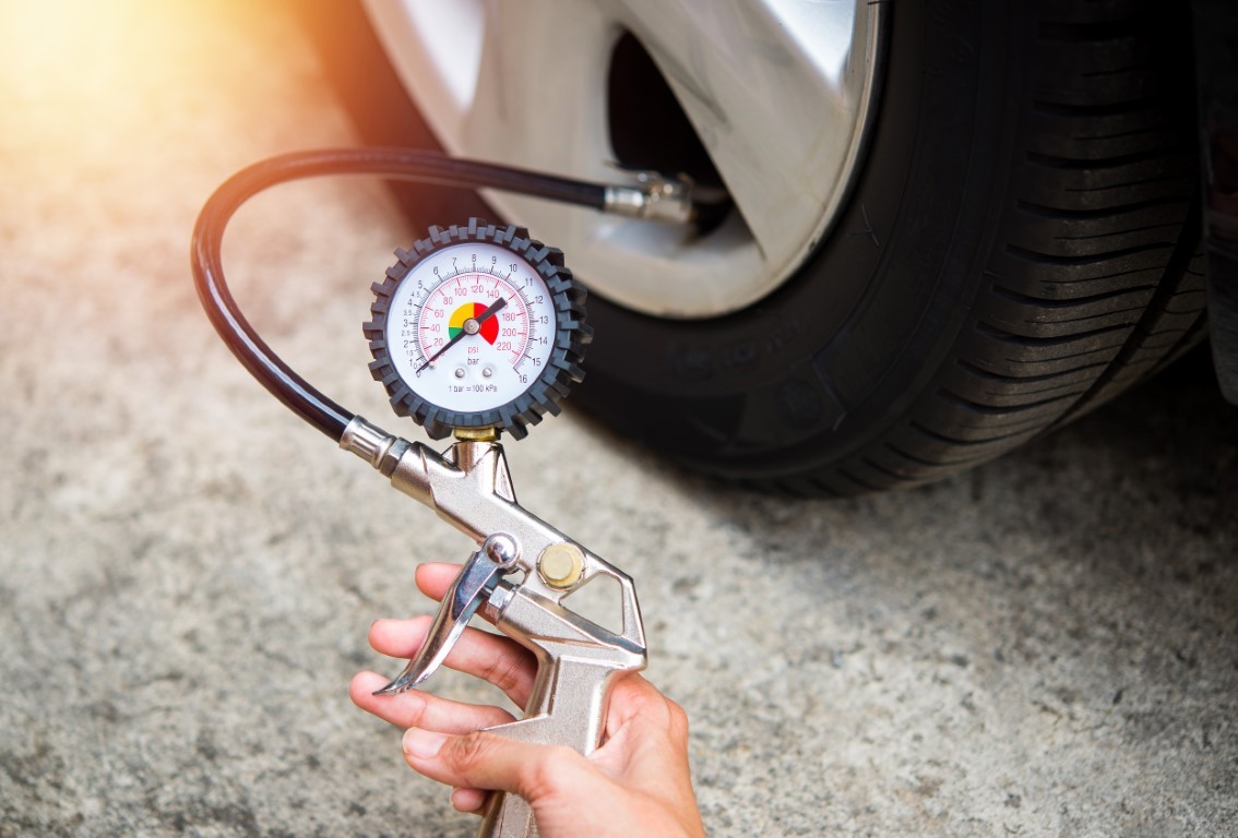 L'outil de vérification de la pression des pneus