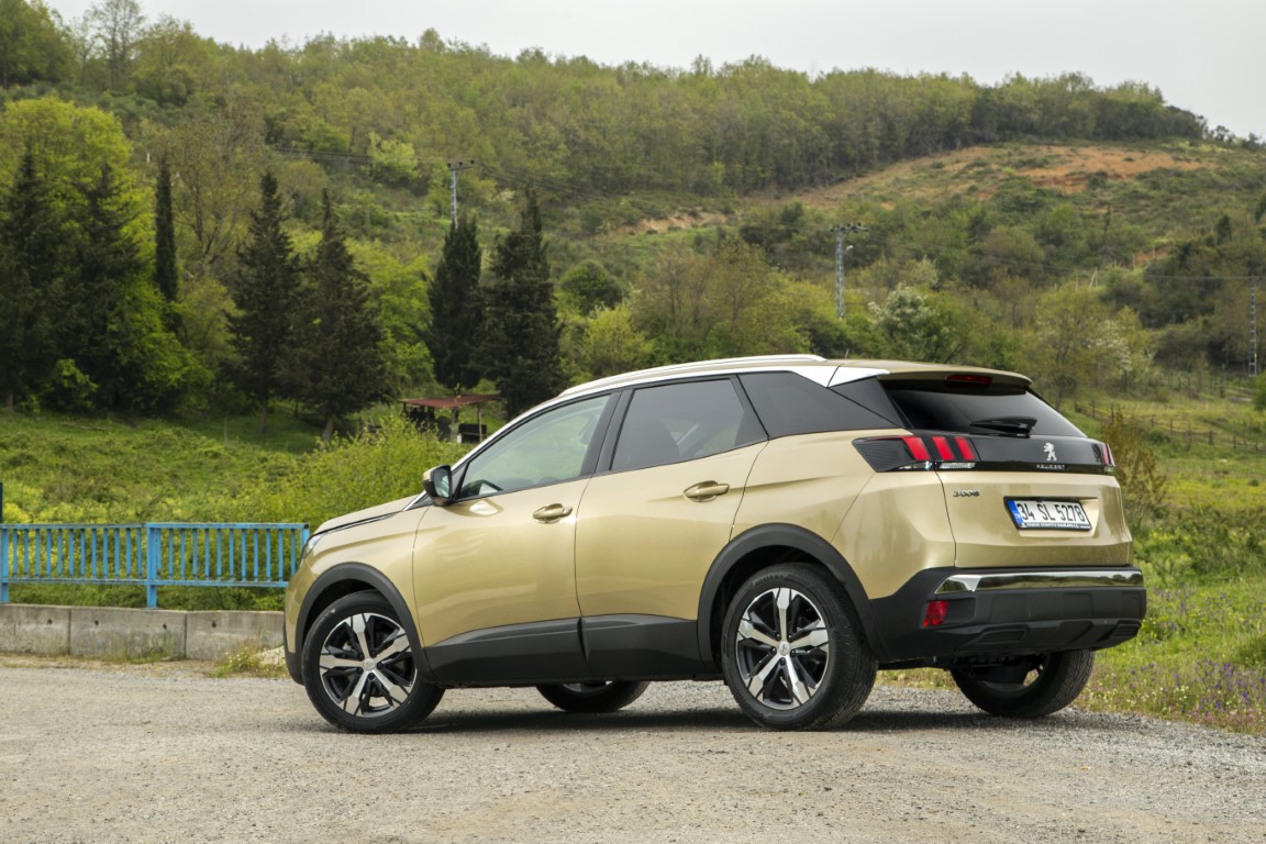 Vue latérale d'un Peugeot 3008
