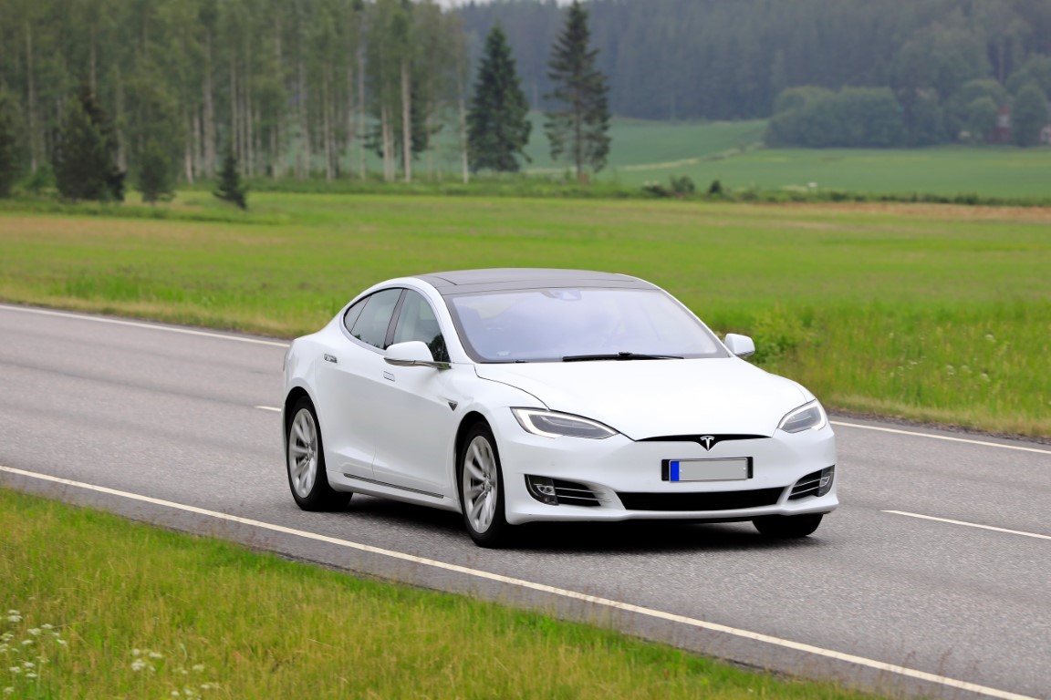 Une Tesla d'occasion roulant en campagne
