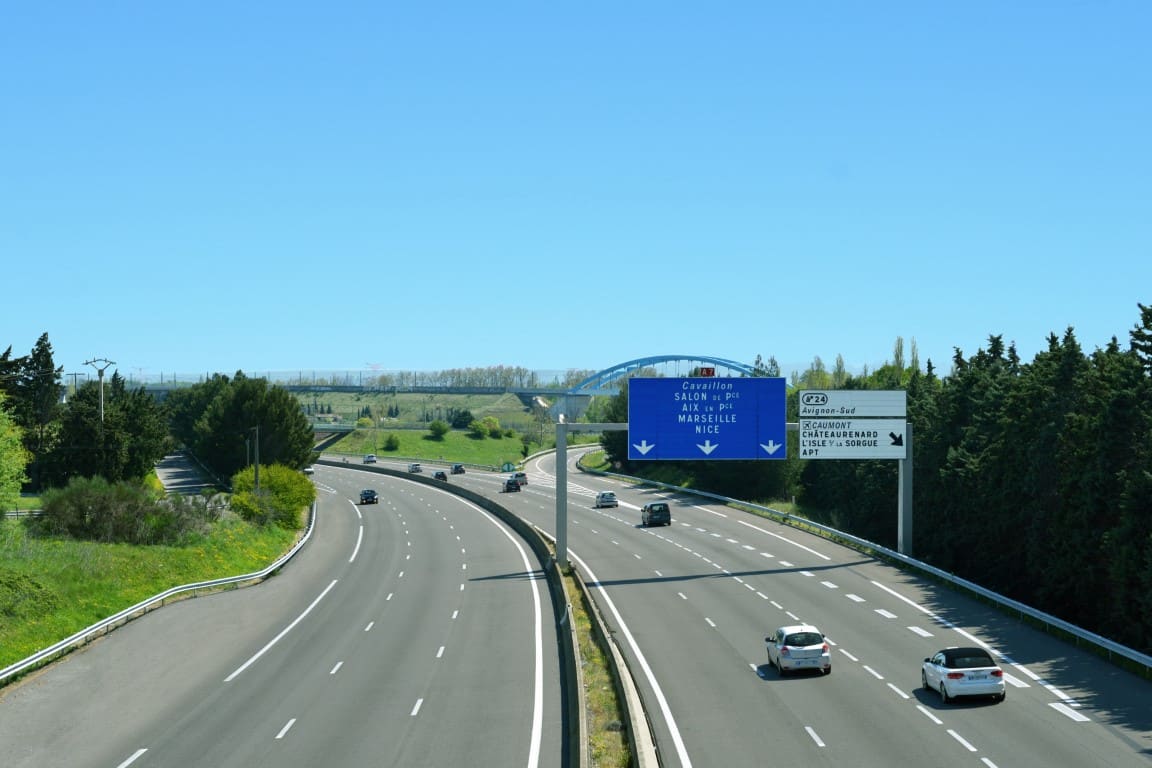 Vue aérienne d'une autoroute française