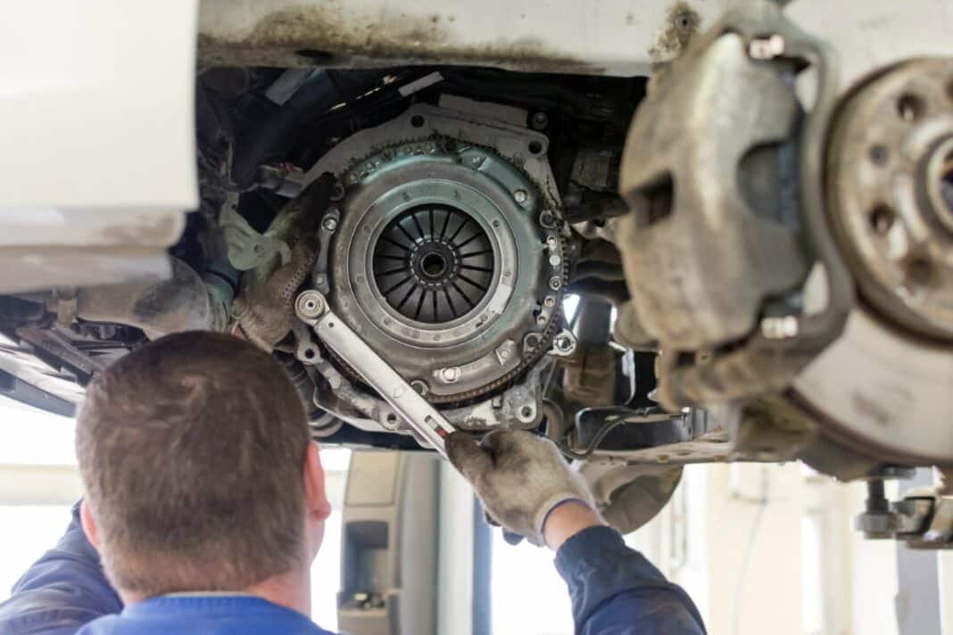 Pédale d'embrayage dure causes, risques et solutions Planète Automobile — free download
