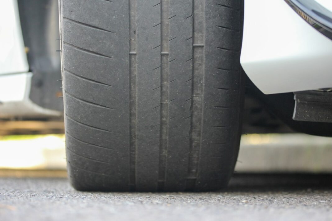 Observer l'usure des pneus de voiture
