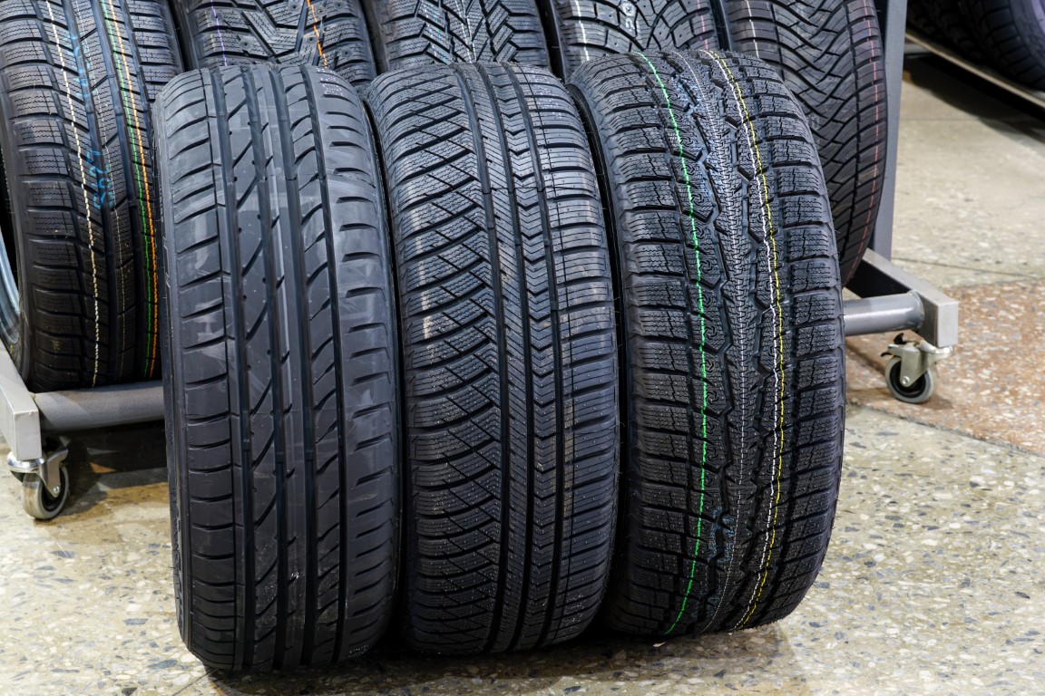 La différence entre des pneus été, des pneus 4 saisons et des pneus hiver