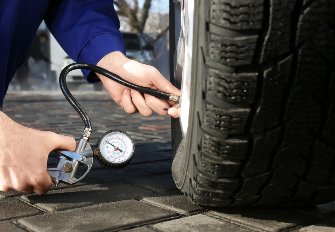 Vérifier la pression de ses pneus avec un appareil individuel