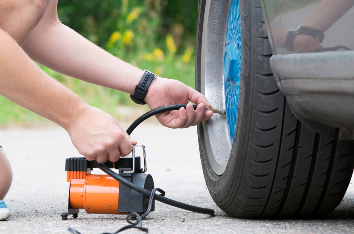 Effectuer la vérification de pression des pneus à froid
