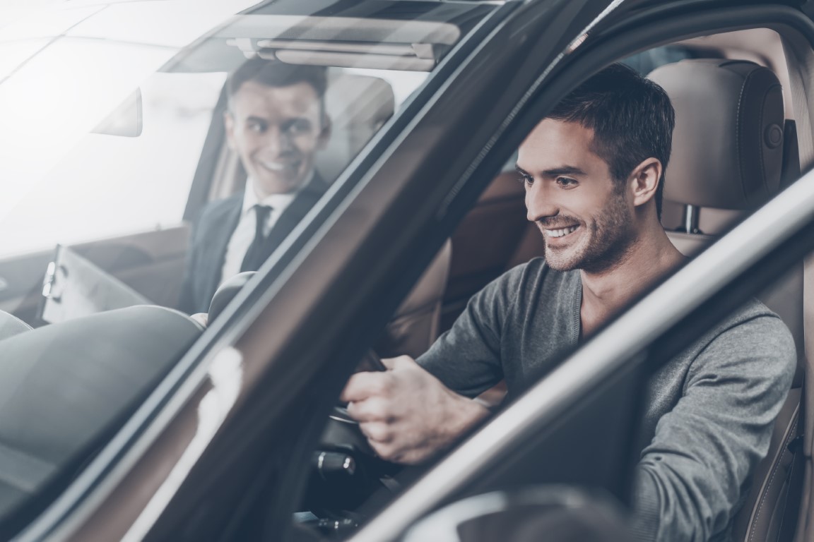jeune conducteur qui choisit sa première voiture