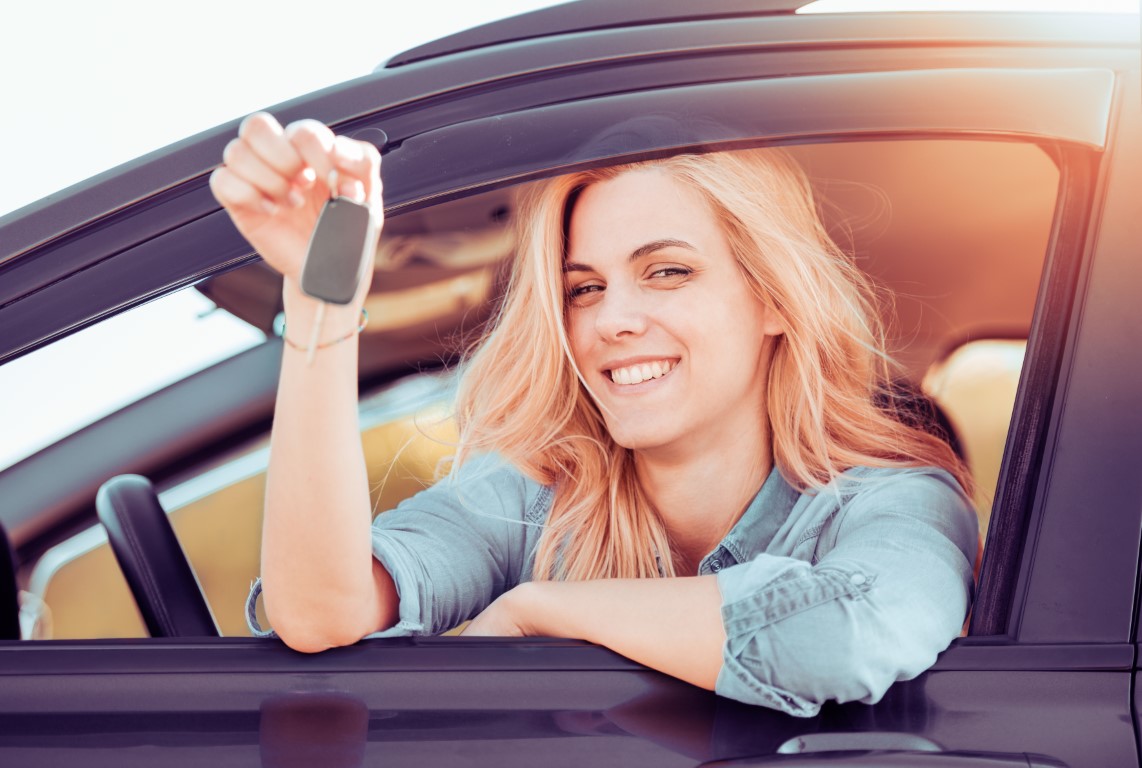 jeune fille heureuse dans sa voiture