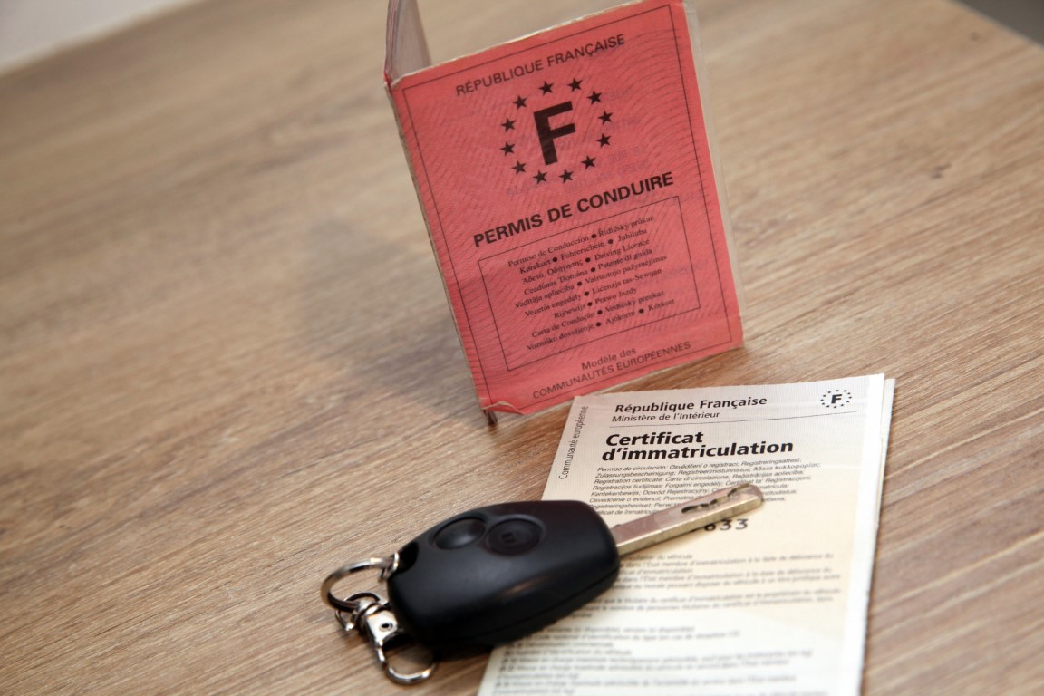 Vue d'une carte grise et d'un permis de conduire
