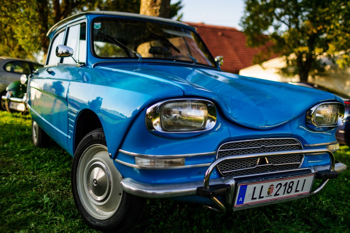 Vue rapprochée d'un Citroën Ami 6