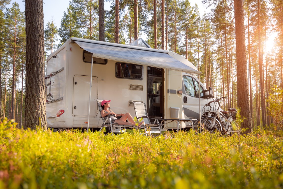 famille qui profite du camping car