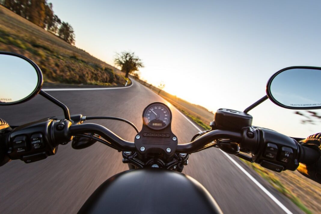 Les motos ont-elles vraiment plus d'accidents que les voitures ?
